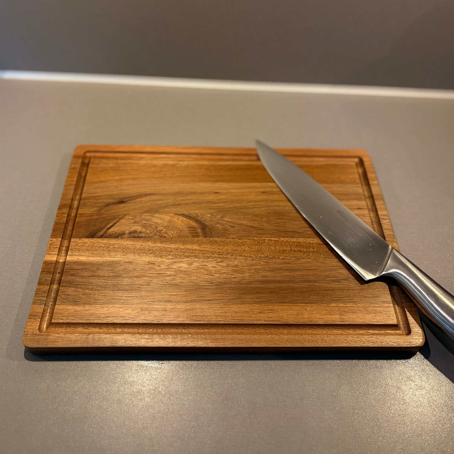 Microfree snijplank in gebruik - grote premium acaciahout snijplank