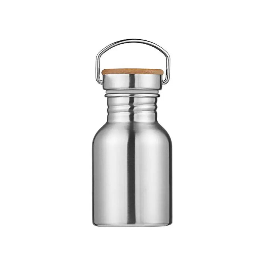 Stalen drinkfles close-up - BPA-vrij plastic-vrij alternatief voor wegwerpfles